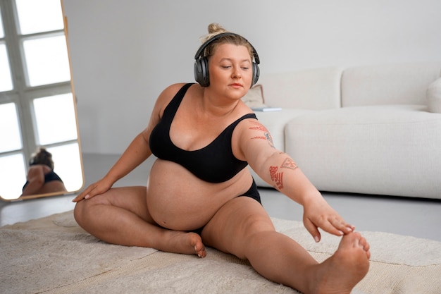 Foto grátis retrato de mulher grávida de tamanho maior