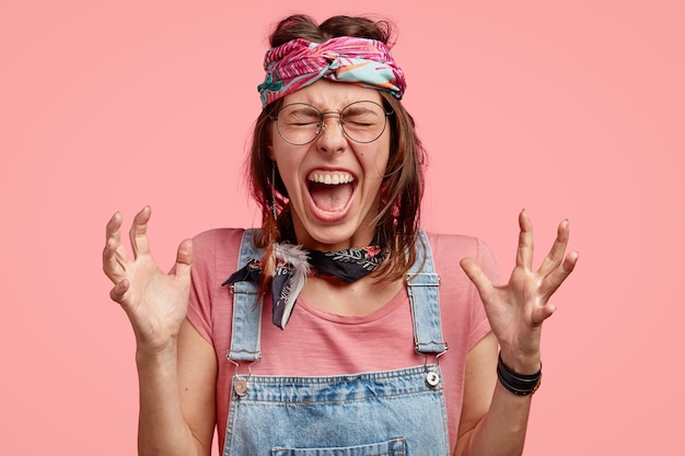 Retrato de mulher hippie irritada e rabugenta gesticulando com raiva