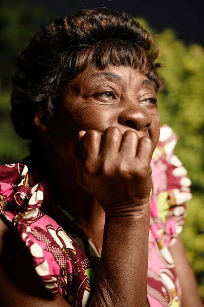 Foto grátis retrato de mulher idosa africana