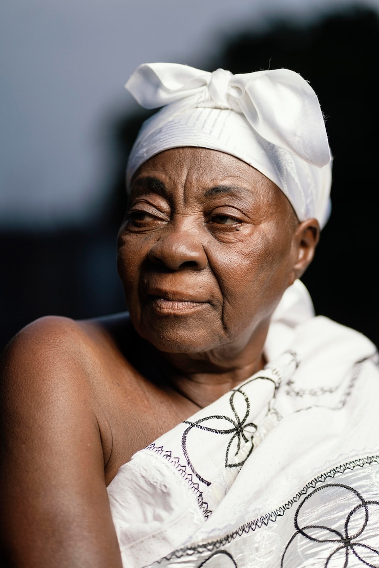 Foto grátis retrato de mulher idosa africana