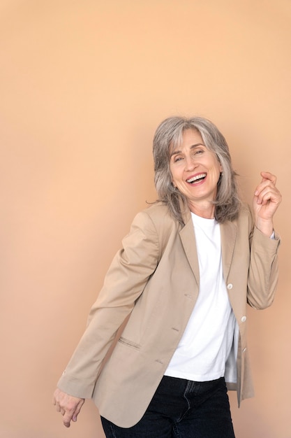 Foto grátis retrato de mulher idosa elegante posando e sendo feliz