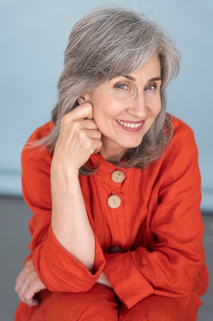 Retrato de mulher idosa elegante posando e sendo feliz