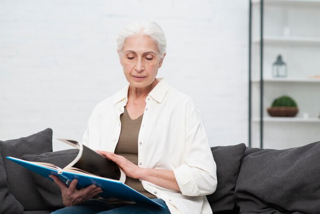 Retrato de mulher idosa segurando uma revista