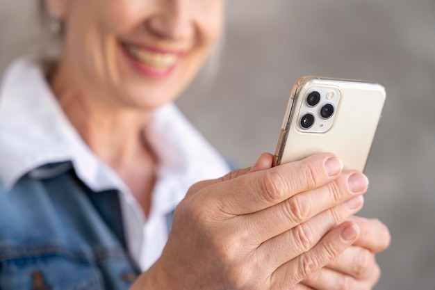 Retrato de mulher idosa usando smartphone
