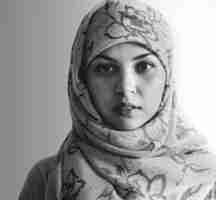 Foto grátis retrato de mulher islâmica, olhando para a câmera