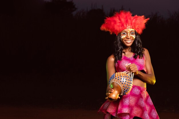 Retrato de mulher jovem à noite no carnaval