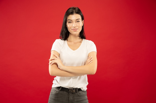 Retrato de mulher jovem branca com metade do corpo