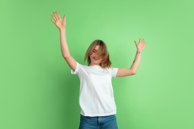 Retrato de mulher jovem branca na parede verde