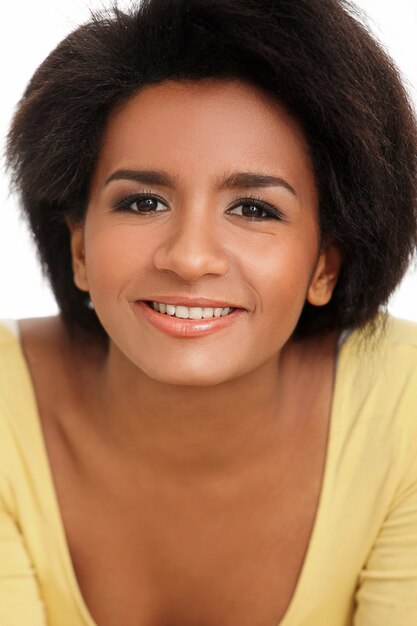 Foto grátis retrato de mulher jovem brasileira