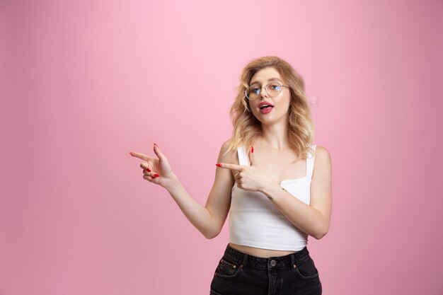 Retrato de mulher jovem caucasiano isolado no estúdio rosa