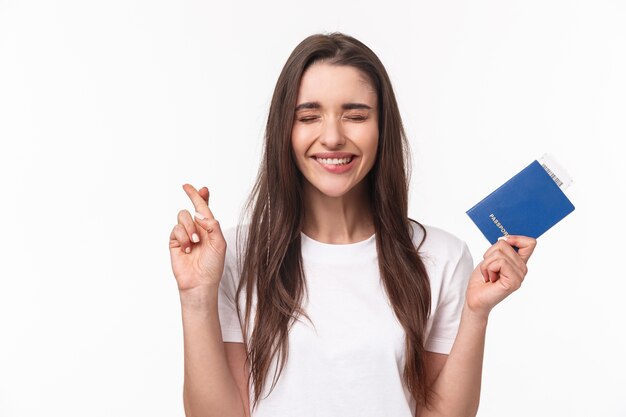 retrato de mulher jovem com passaporte