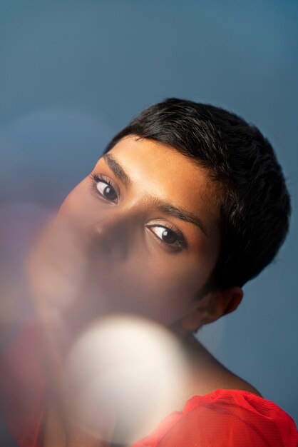 Retrato de mulher jovem de perto