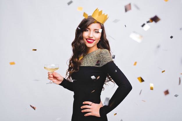 Retrato de mulher jovem e atraente com coroa amarela, comemorando a festa de aniversário no espaço em branco.