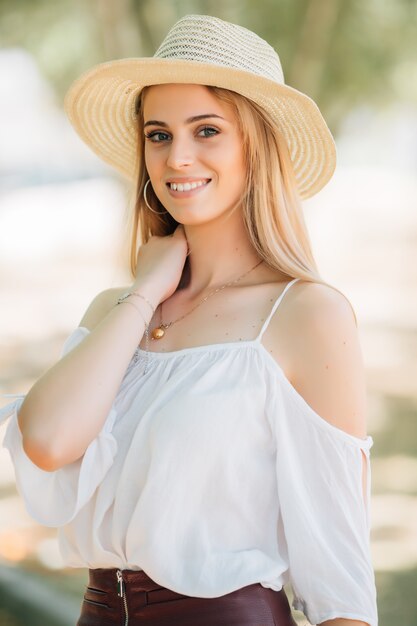 Retrato de mulher jovem e bonita ao ar livre no parque da cidade