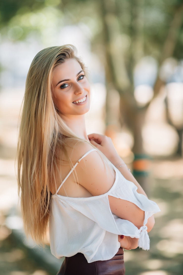 Foto grátis retrato de mulher jovem e bonita ao ar livre no parque