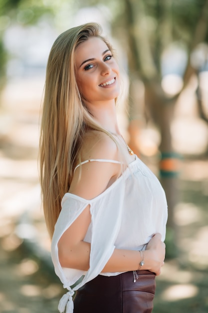 Foto grátis retrato de mulher jovem e bonita ao ar livre no parque