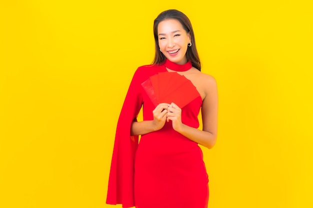 Retrato de mulher jovem e bonita asiática com envelope vermelho.