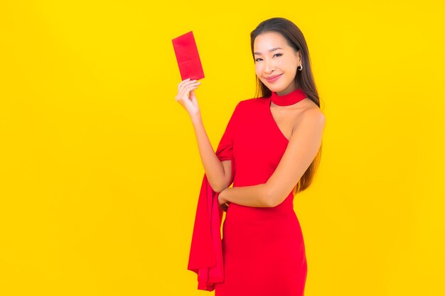 Retrato de mulher jovem e bonita asiática com envelope vermelho.