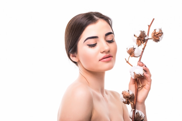 Retrato de mulher jovem e bonita com a pele saúde e com a flor no ombro dela isolado