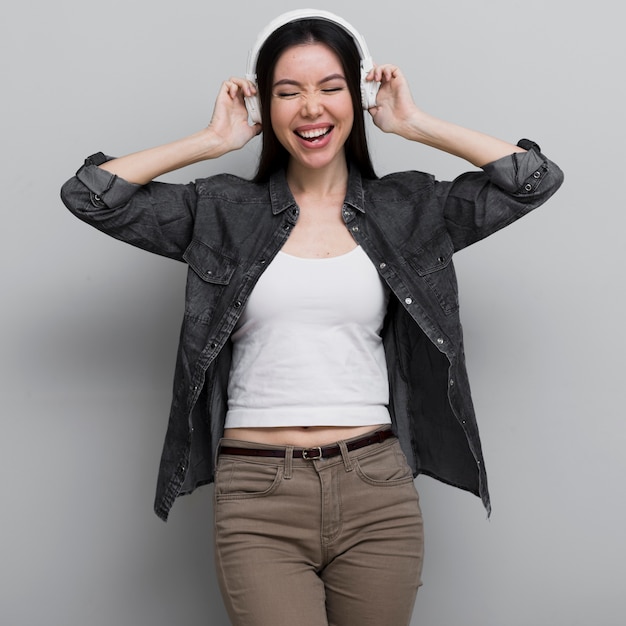 Retrato de mulher jovem e bonita com fones de ouvido