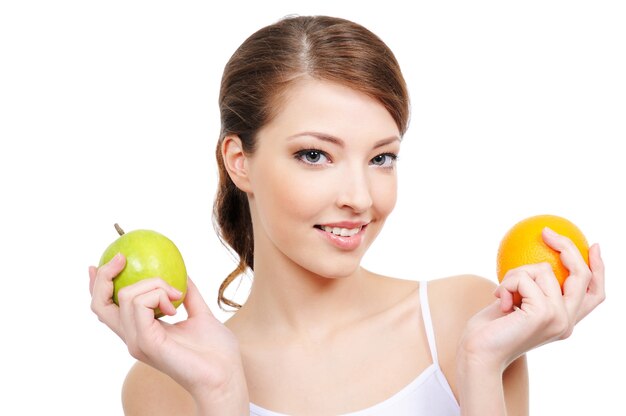 Retrato de mulher jovem e bonita com frutas isoladas em branco