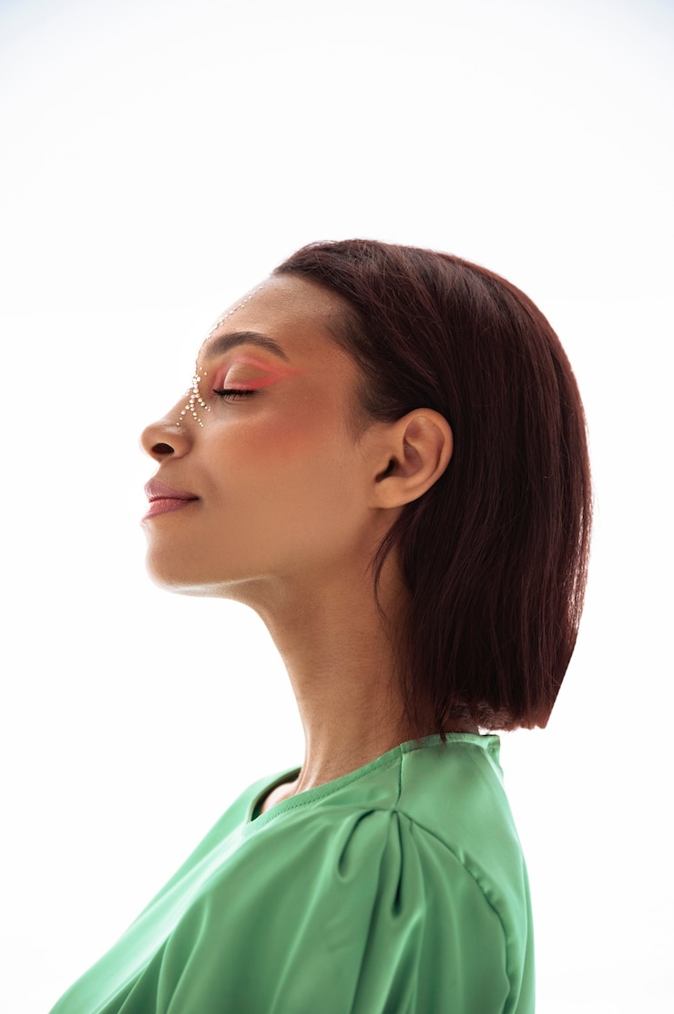 Foto grátis retrato de mulher jovem e bonita com maquiagem colorida no rosto