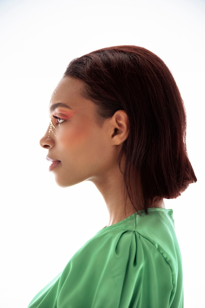 Retrato de mulher jovem e bonita com maquiagem colorida no rosto