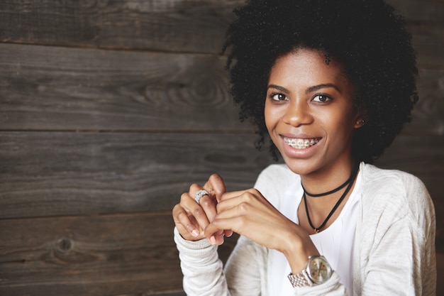 Foto grátis retrato de mulher jovem e bonita com penteado afro