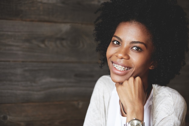 Retrato de mulher jovem e bonita com penteado afro