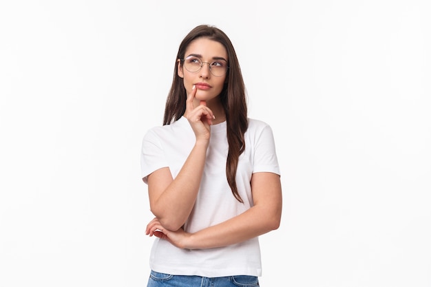 Foto grátis retrato de mulher jovem e bonita criativa