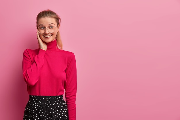 Retrato de mulher jovem e bonita de óculos isolado