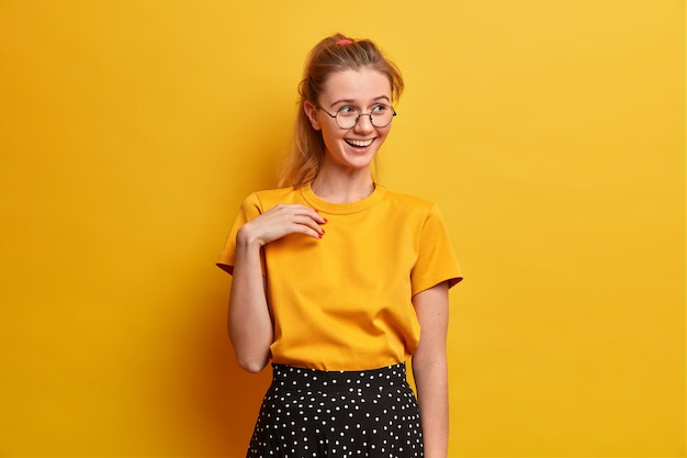 Retrato de mulher jovem e bonita de óculos isolado