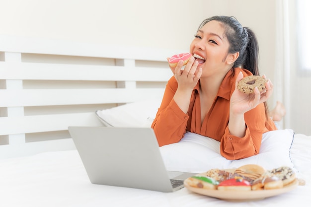 Retrato de mulher jovem e bonita e gordinha com alegria de comer junk food