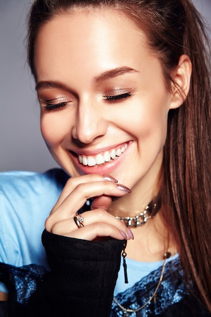 Retrato de mulher jovem e bonita elegante