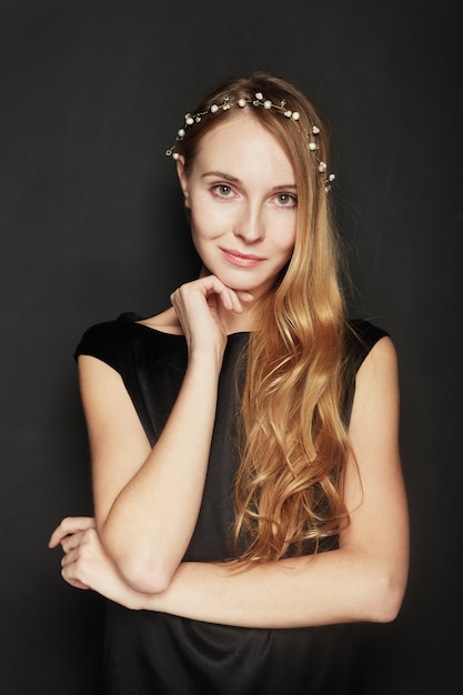 Foto grátis retrato de mulher jovem e bonita em fundo preto