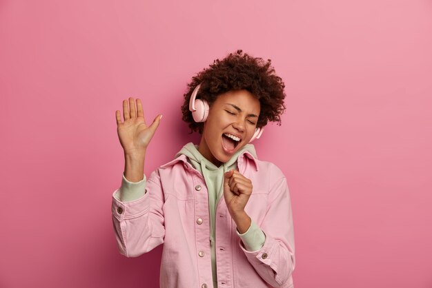 Retrato de mulher jovem e bonita gesticulando