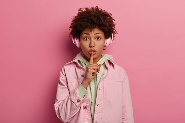 Retrato de mulher jovem e bonita gesticulando