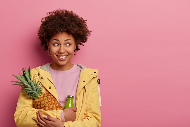 Retrato de mulher jovem e bonita gesticulando