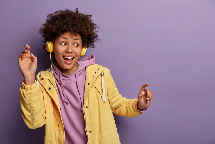 Foto grátis retrato de mulher jovem e bonita gesticulando