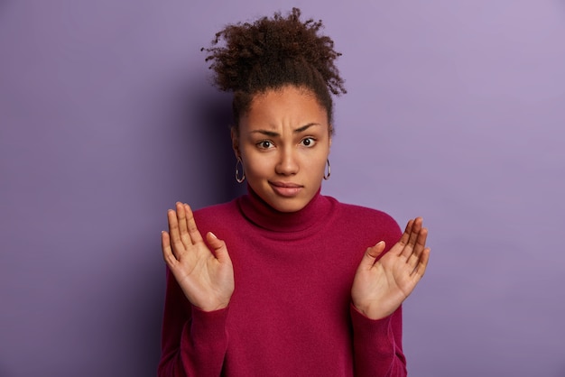 Retrato de mulher jovem e bonita gesticulando