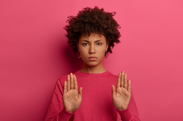 Retrato de mulher jovem e bonita gesticulando