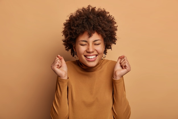 Foto grátis retrato de mulher jovem e bonita gesticulando