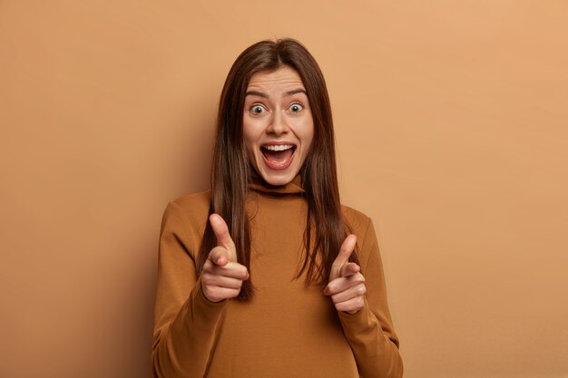 Retrato de mulher jovem e bonita gesticulando