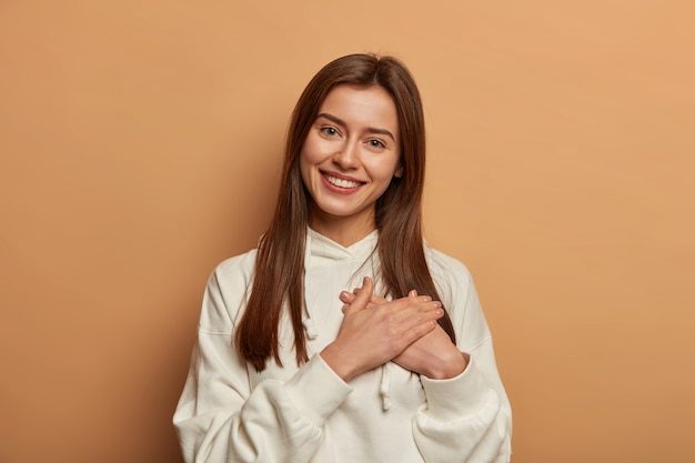 Foto grátis retrato de mulher jovem e bonita gesticulando