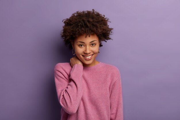 Retrato de mulher jovem e bonita gesticulando