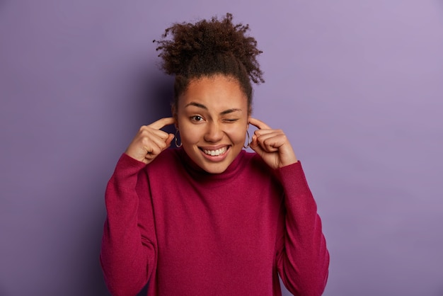 Retrato de mulher jovem e bonita gesticulando