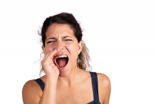 Retrato de mulher jovem e bonita gritando e gritando.