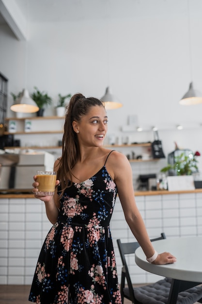 Retrato de mulher jovem e bonita indo tomar café pela manhã