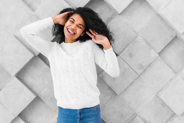 Foto grátis retrato de mulher jovem e bonita posando