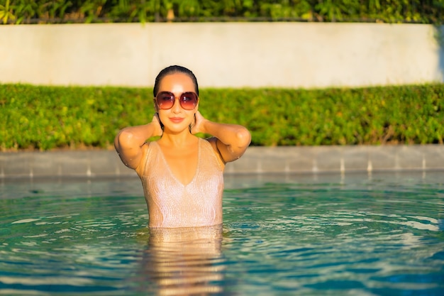 Foto grátis retrato de mulher jovem e bonita relaxando na piscina